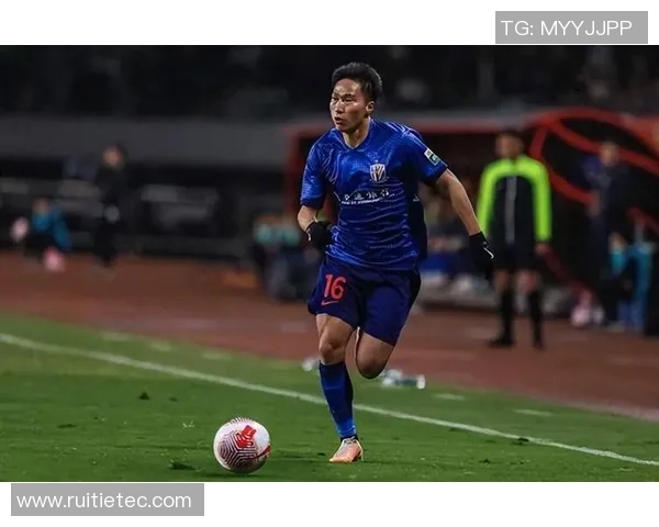 足球明星蒋圣龙：从青涩少年到绿茵场上的璀璨之星