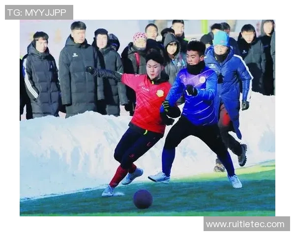 足球明星荣耀时刻握紧奖杯展现无尽激情与梦想