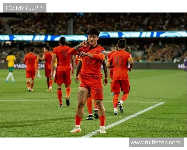 中国足球明星出席盛典展现风采引发球迷热议与期待