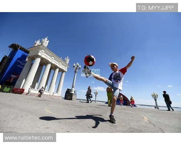 足球明星与小孩的奇妙互动特效展现精彩瞬间 足球明星与小孩的奇妙互动特效展现精彩瞬间