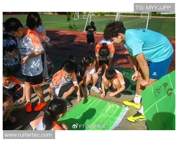 足球明星积极参与四川慈善捐款活动助力灾后重建展现社会责任感